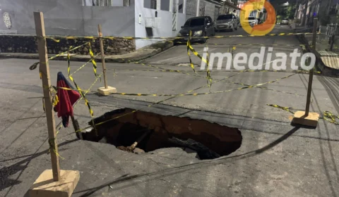 Moradores do Lírio do Vale sofrem com cratera no meio da rua e cobram soluções