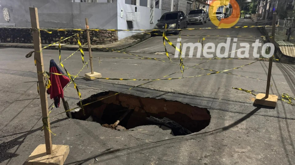 Moradores do Lírio do Vale sofrem com cratera no meio da rua e cobram soluções