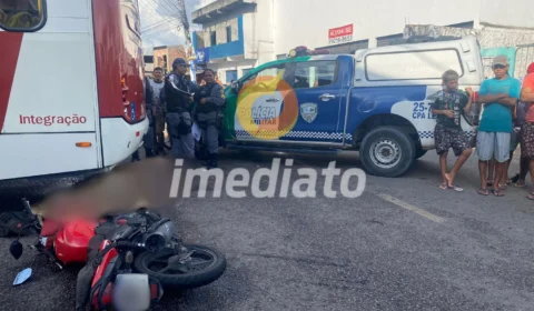 Motociclista morre e passageira fica ferida em colisão com ônibus no bairro Grande Vitória