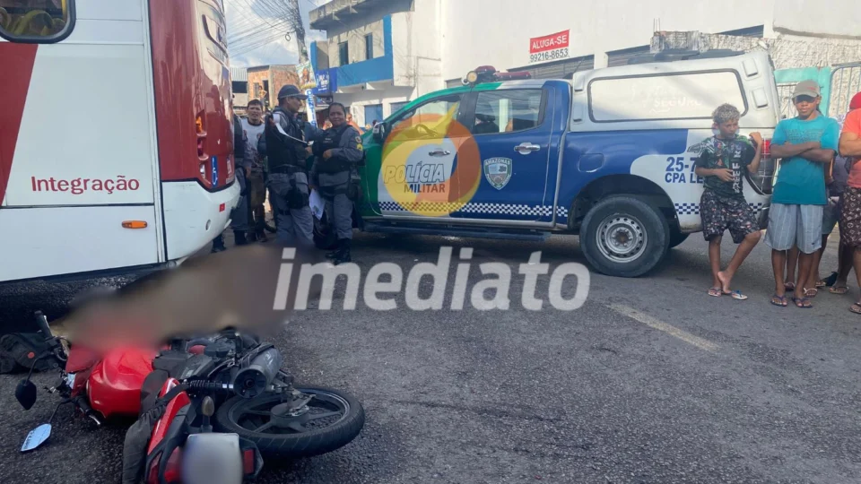 Motociclista morre e passageira fica ferida em colisão com ônibus no bairro Grande Vitória