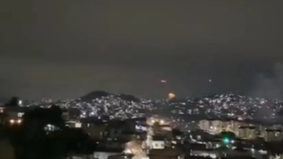 VEJA VÍDEO: criminosos iluminam céu de favela com tiros de fuzil