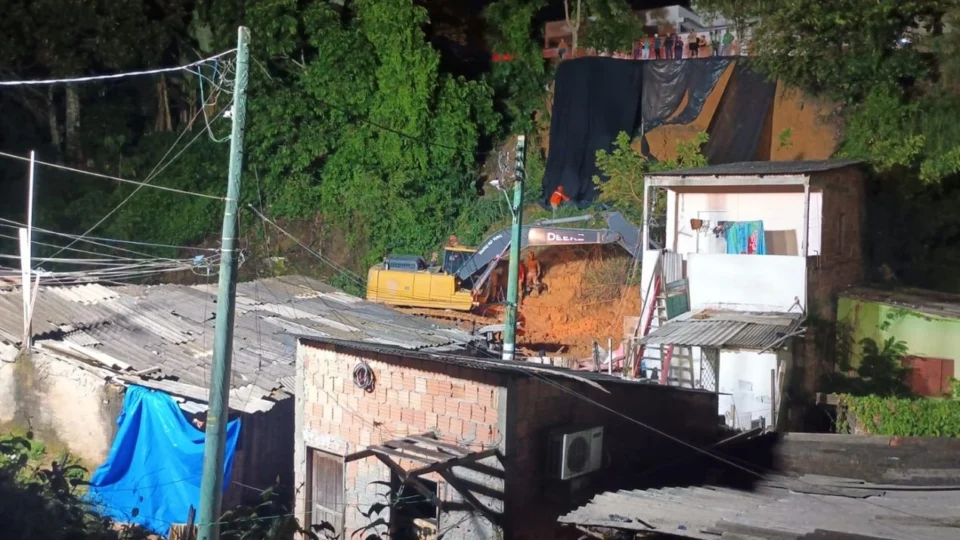 As buscas por vítimas soterradas continuam no bairro da Redenção