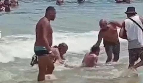 VEJA VÍDEO: homem apanha de banhistas ao se masturbar dentro do mar 