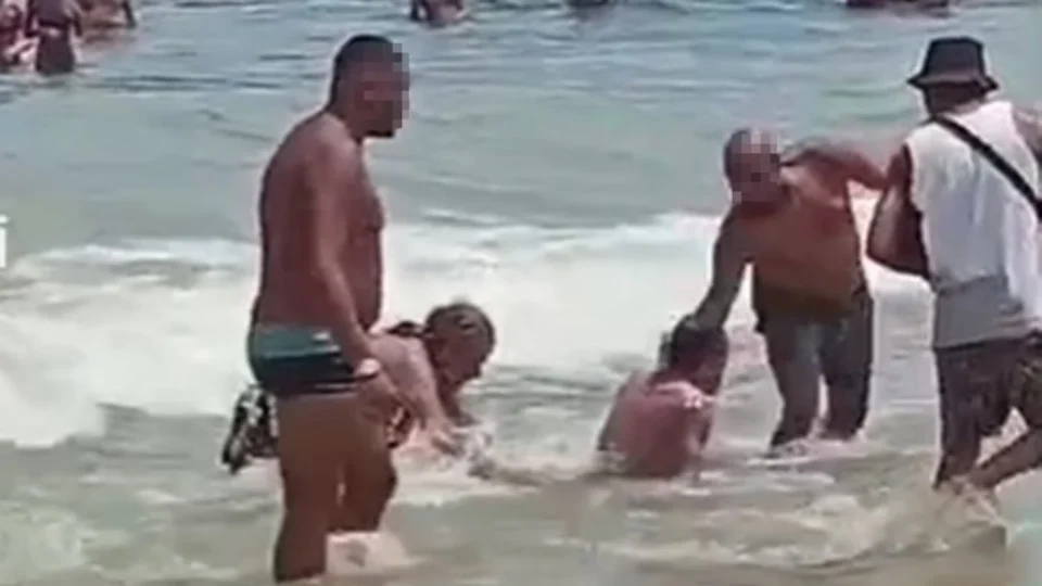 VEJA VÍDEO: homem apanha de banhistas ao se masturbar dentro do mar 
