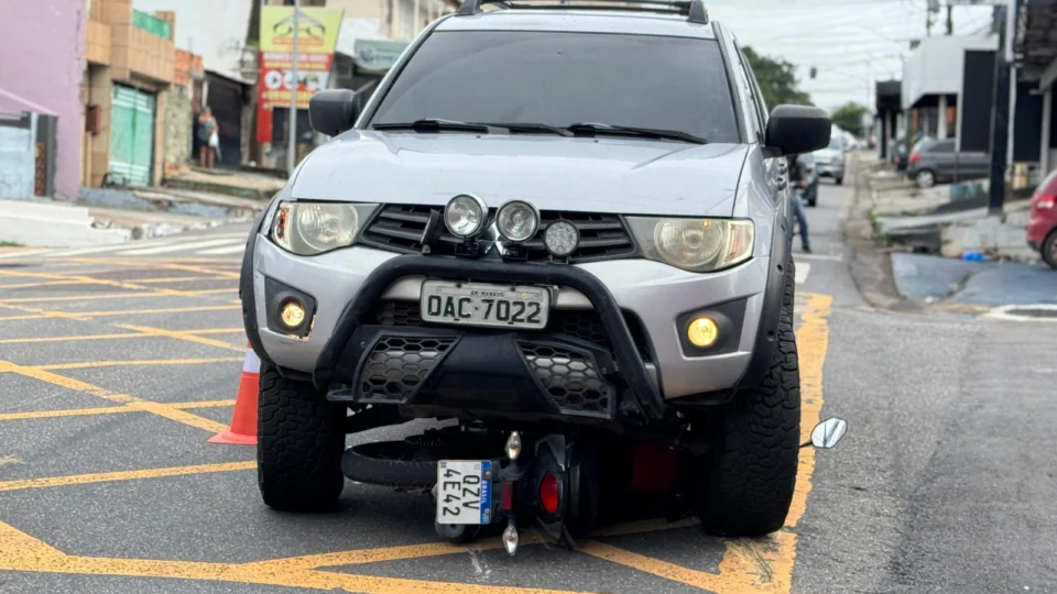 Colisão entre carro e moto deixa duas pessoas feridas