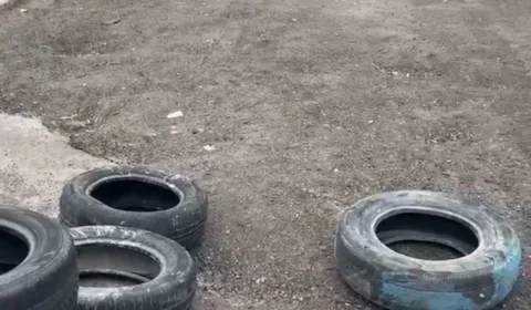 Moradores improvisam sinalização em avenida no Aleixo para evitar acidentes