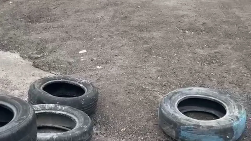 Moradores improvisam sinalização em avenida no Aleixo para evitar acidentes