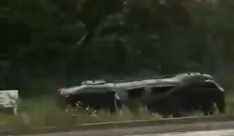 Picape capota após forte chuva na rodovia AM-070