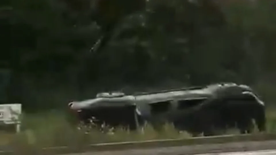 Picape capota após forte chuva na rodovia AM-070