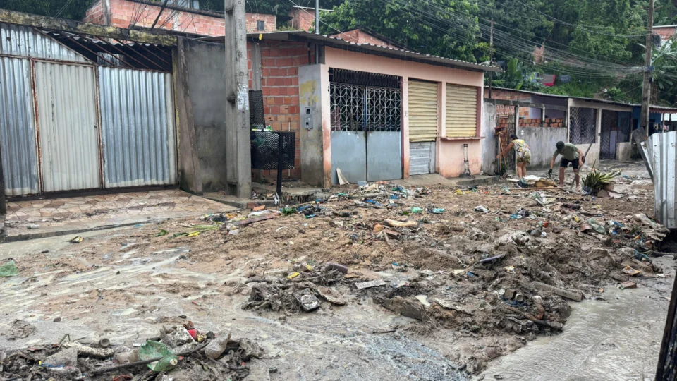 Desabamento de barranco no bairro Riacho Doce 3 causa prejuízos e morte de animais