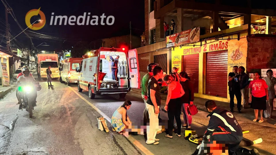 Mãe e filha ficam feridas após caminhão derramar óleo na pista no bairro Jorge Teixeira