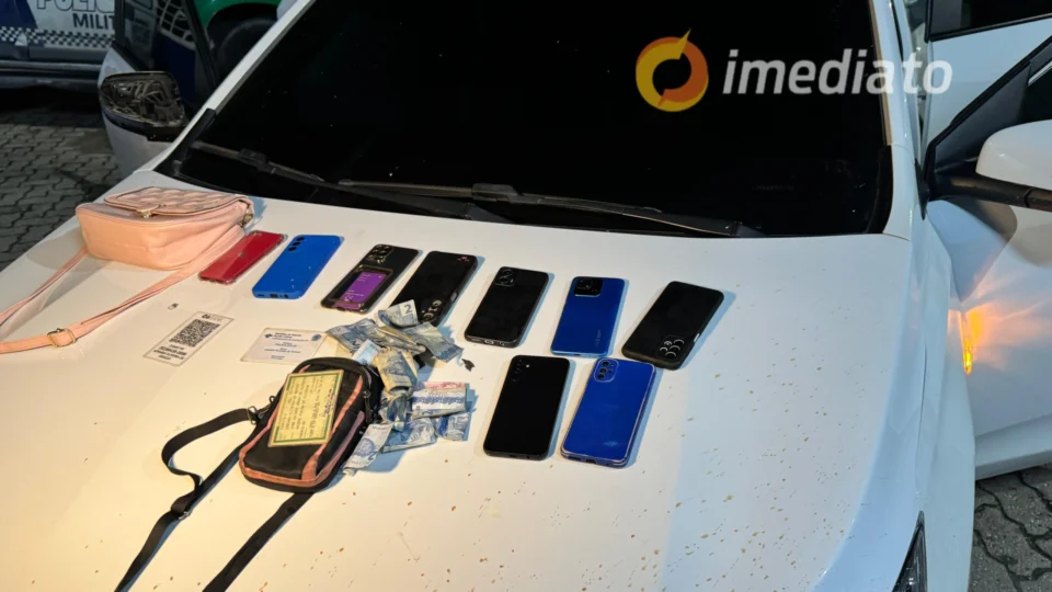 Polícia recupera 9 celulares roubados e apreende carro usado em assaltos na zona Leste de Manaus