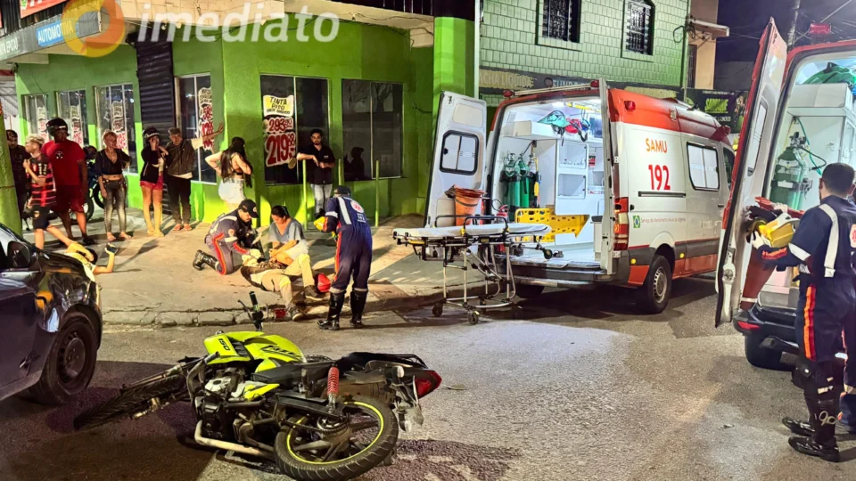 Motociclista por app e passageira ficam feridos após colisão com carro no bairro Coroado