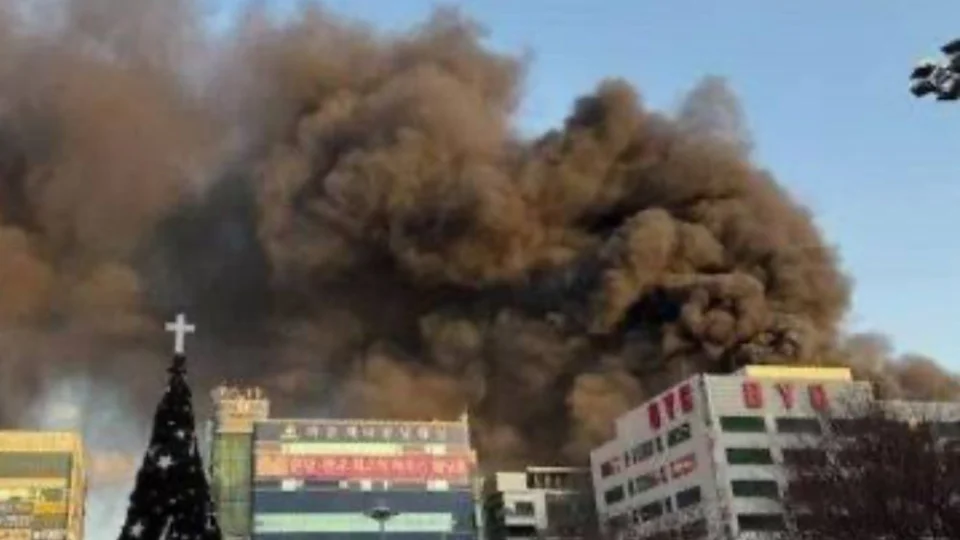 Após incêndio em prédio, dezenas de pessoas foram resgatadas e 12 estão hospitalizadas