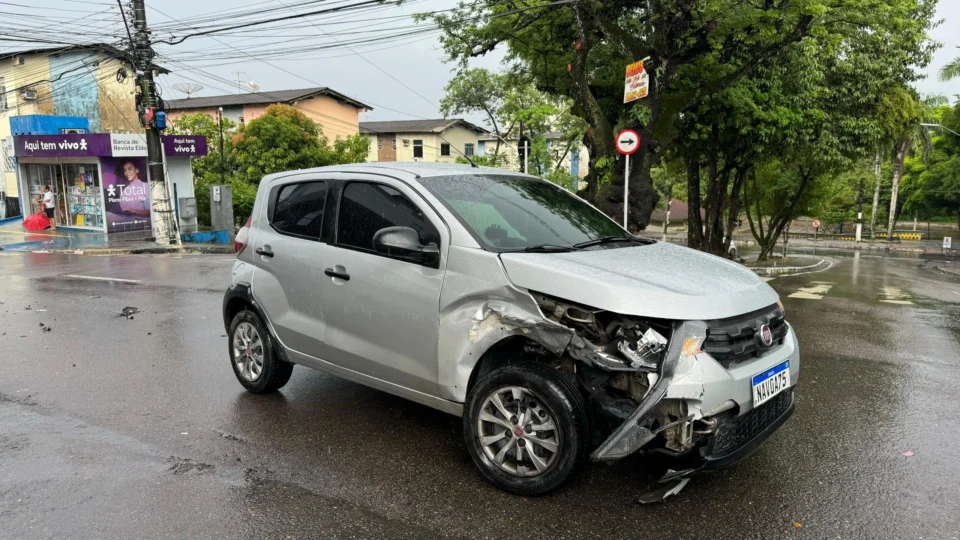 Falta de sinalização provoca colisão entre dois veículos no Parque 10