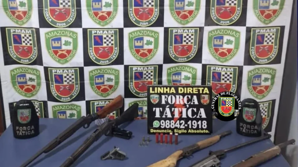 Homem entrega arsenal à Polícia Militar em Rio Preto da Eva
