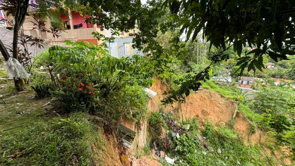Tragédia anunciada: Risco de deslizamento de barranco na Zona Norte