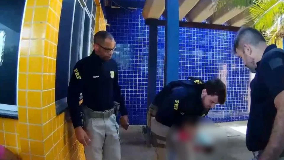 VEJA VÍDEO: agentes da PRF salvam bebê de 3 meses engasgado e sem respirar