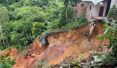 Erosão ameaça várias casas no bairro Mauazinho, e moradores pedem providências urgentes