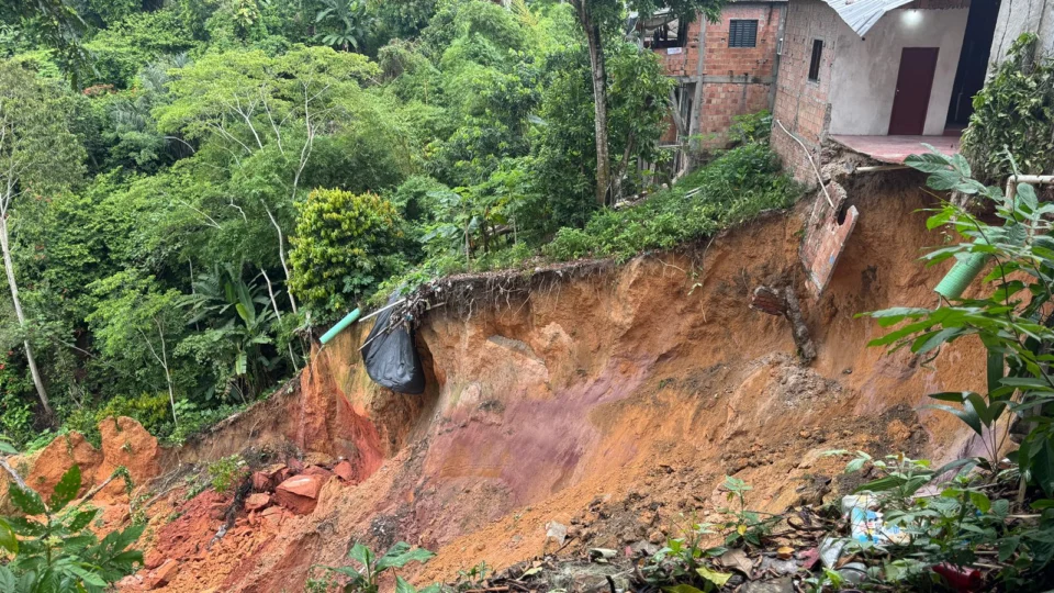 Erosão ameaça várias casas no bairro Mauazinho, e moradores pedem providências urgentes