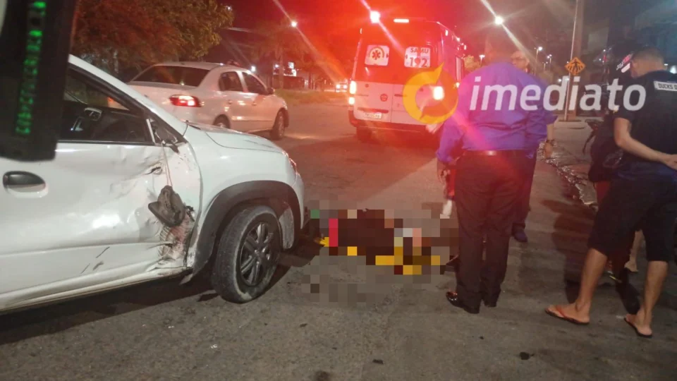 Colisão entre carro e motocicleta deixa casal ferido na Avenida Camapuã