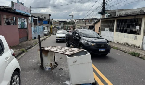 Moradores colocam fogão e porta em via pública para sinalizar cratera e evitar acidentes