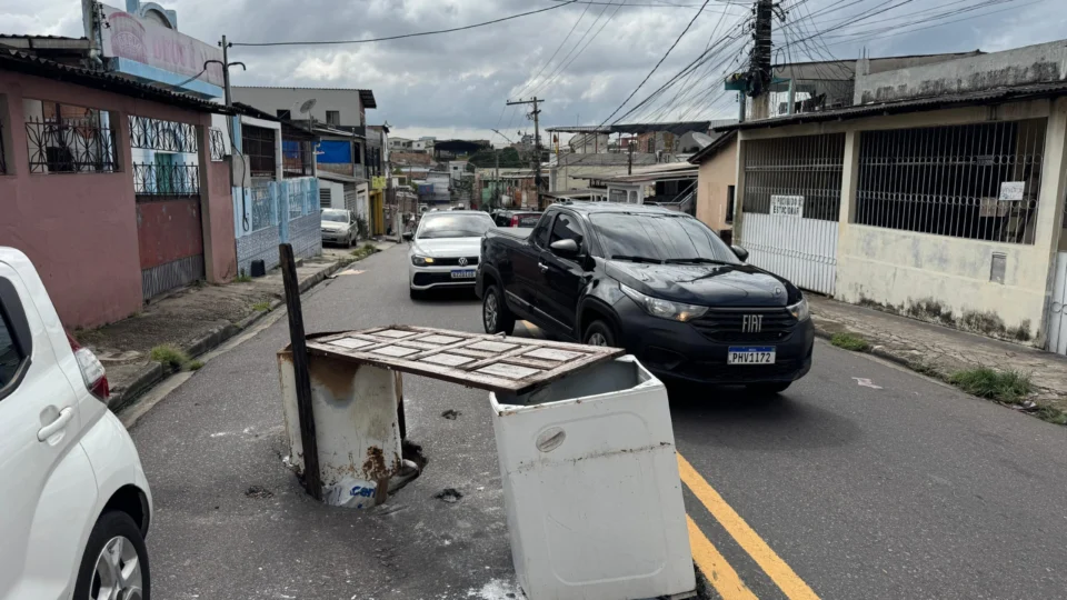 Moradores colocam fogão e porta em via pública para sinalizar cratera e evitar acidentes