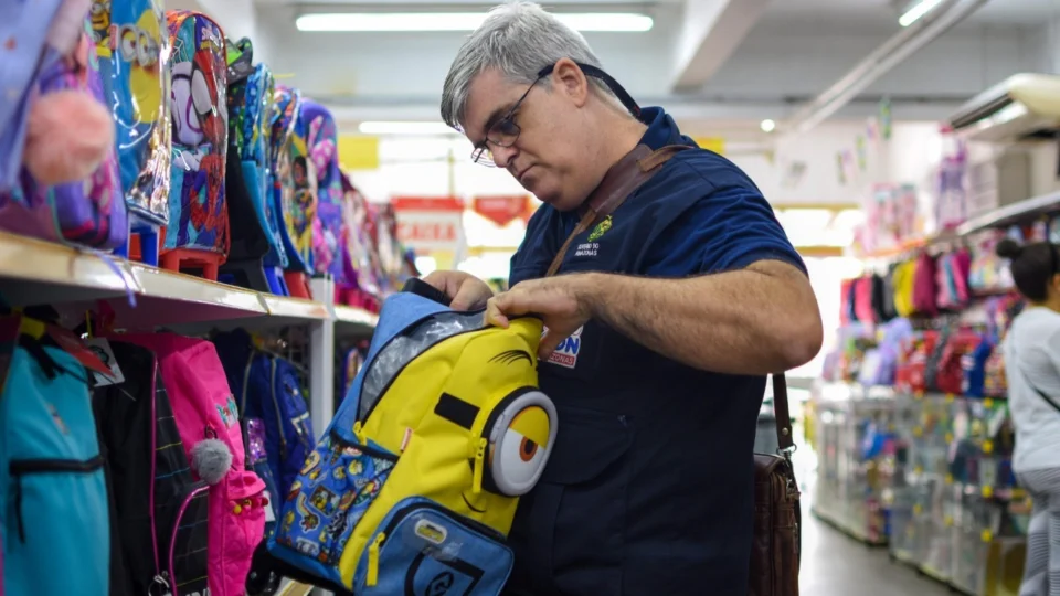 Procon-AM orienta pais sobre práticas abusivas em listas de material escolar: saiba o que é permitido