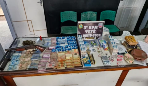 Polícia Militar prende cinco pessoas e apreende arma e drogas em Tefé