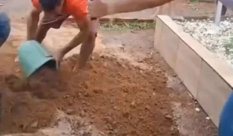 Coveiro falta ao trabalho e familiares são obrigados a sepultar idosa com as próprias mãos