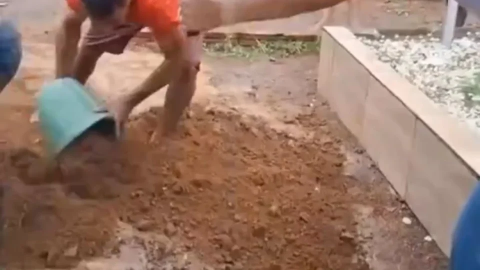 Coveiro falta ao trabalho e familiares são obrigados a sepultar idosa com as próprias mãos