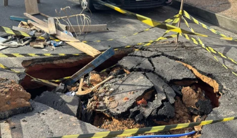 Buraco na Travessa dos Franceses causa transtornos e coloca segurança em risco