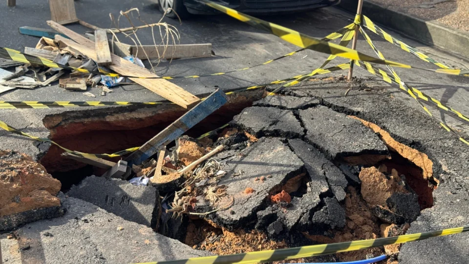 Buraco na Travessa dos Franceses causa transtornos e coloca segurança em risco