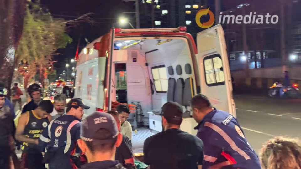 Motociclista e passageiro ficam gravemente feridos após acidente no bairro Santo Agostinho