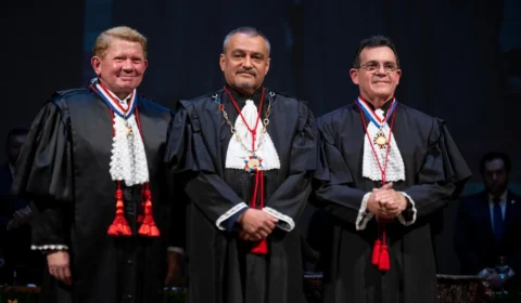 Desembargador Jomar Fernandes toma posse como presidente do TJAM para biênio 2025/2026 em sessão solene no Teatro Amazonas