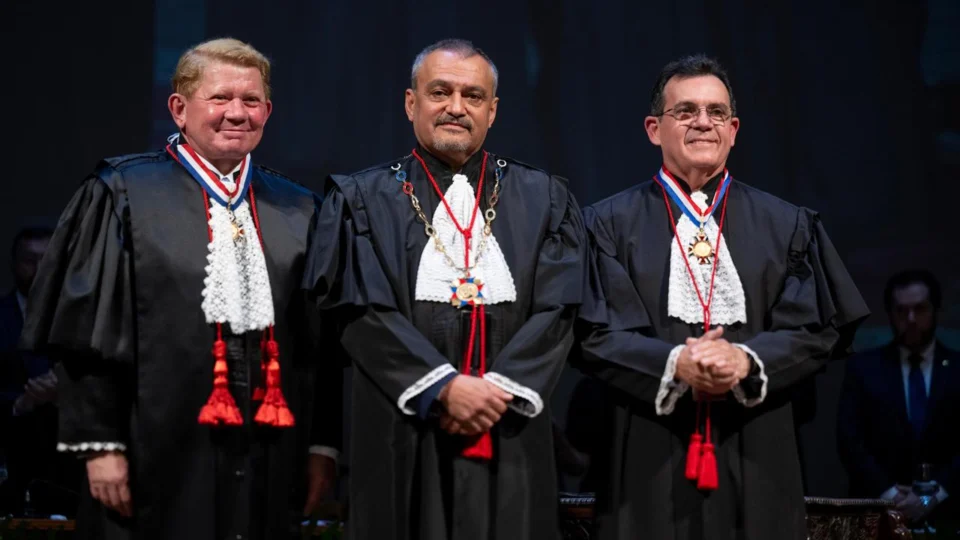 Desembargador Jomar Fernandes toma posse como presidente do TJAM para biênio 2025/2026 em sessão solene no Teatro Amazonas