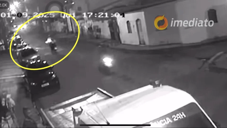 VEJA VÍDEO: motoqueiro faz manobra proibida e causa grave acidente no bairro Alvorada 2