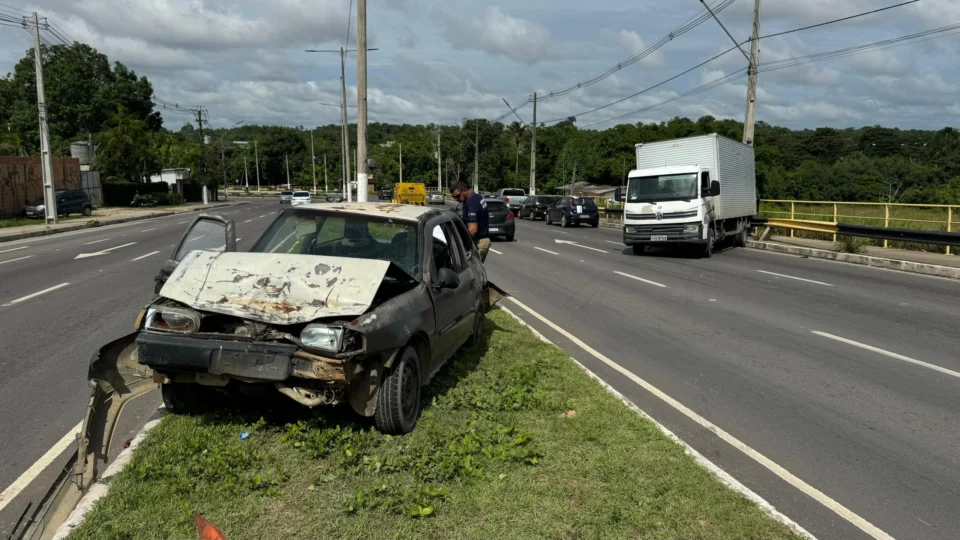 Caminhão sofre falha mecânica e atinge veículos no Rápidão