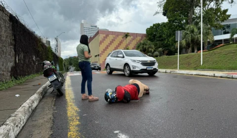 Motociclista perde controle devido à pista molhada e sofre acidente em Manaus