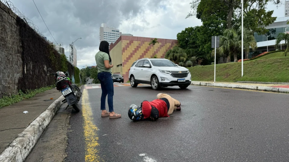 Motociclista perde controle devido à pista molhada e sofre acidente em Manaus
