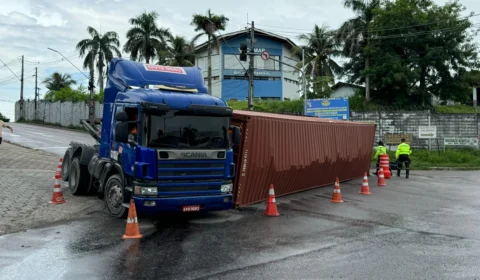 Carreta carregada de bobinas tomba próximo ao Porto Chibatão