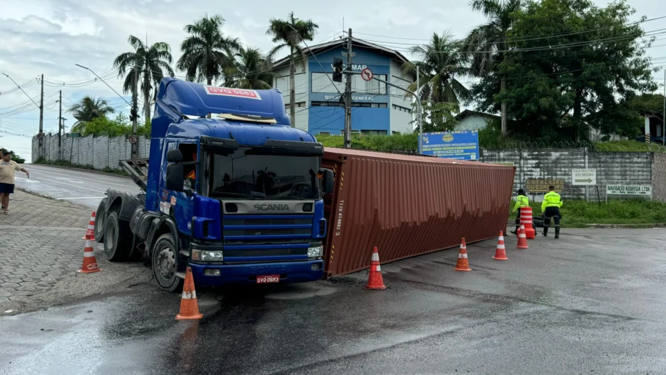 Carreta carregada de bobinas tomba próximo ao Porto Chibatão