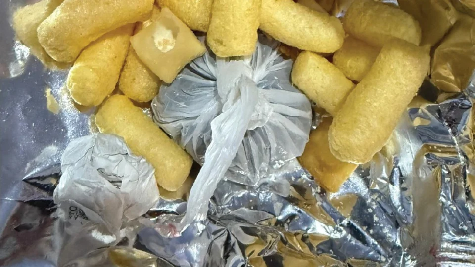 Polícia prende mulher ao tentar entregar drogas escondidas em alimentos a detento em Barcelos