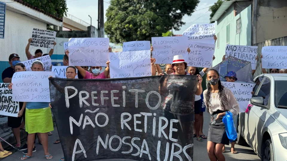 Moradores do Novo Aleixo protestam contra retirada de UBS