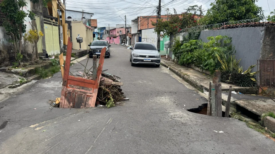 Buraco gigante no Coroado preocupa moradores e prejudica trânsito