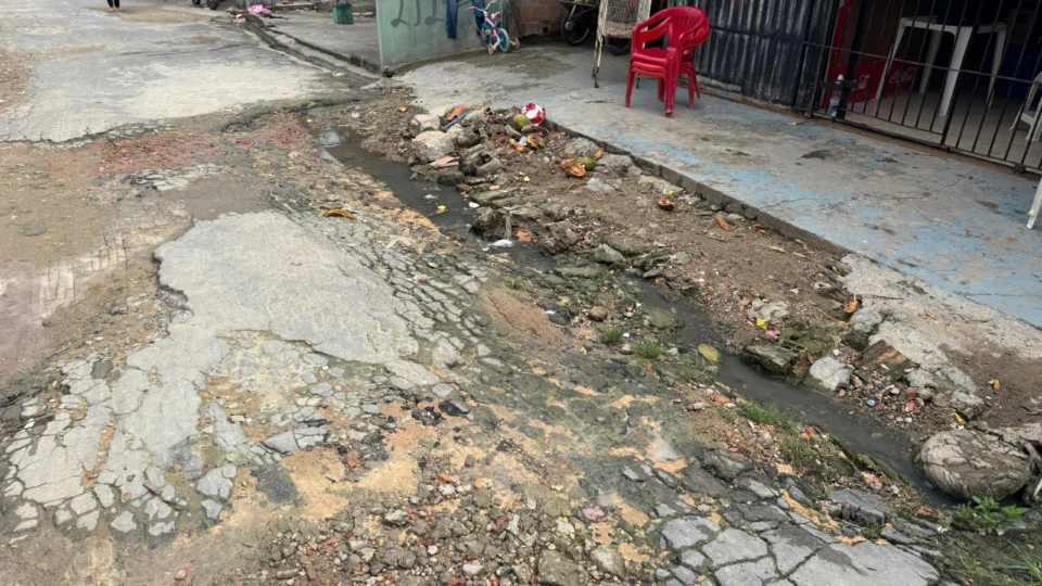 Moradores do Monte Sião clamam por infraestrutura em rua abandonada