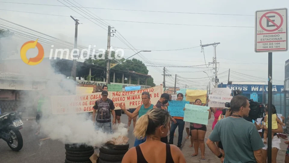 Moradores do Mauazinho protestam por ação imediata da Prefeitura após desabamento de casa