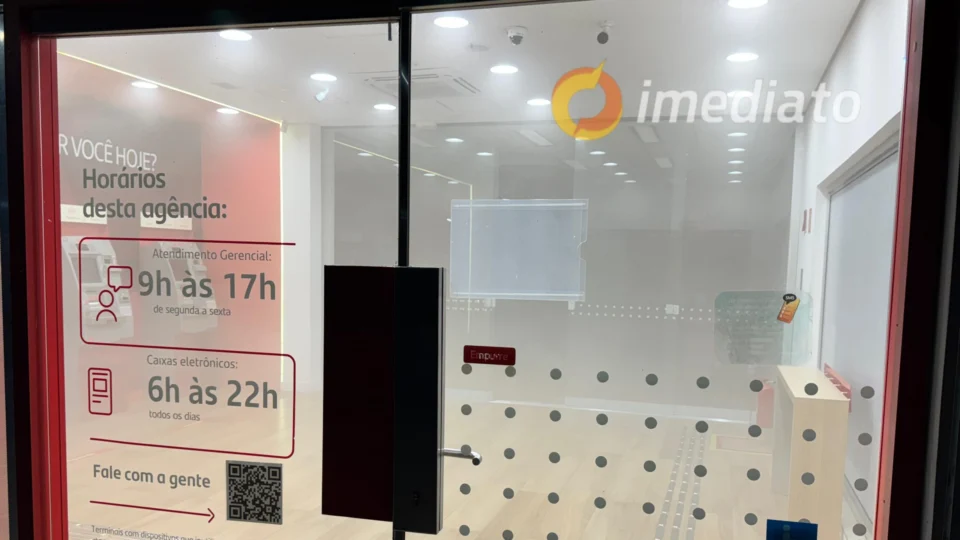 Criminosos arrombam agência bancária e furtam televisor no bairro Japiim, em Manaus