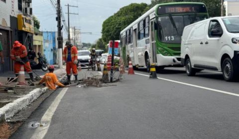 Cratera interdita faixa da avenida Constantino Nery para troca de tubulação de drenagem