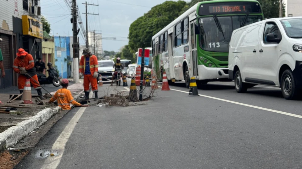 Cratera interdita faixa da avenida Constantino Nery para troca de tubulação de drenagem